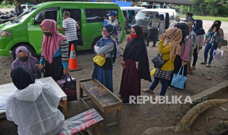 Banyaknya sopir bus yang libur membuat antrean penumpang mengular di terminal. Ilustrasi.