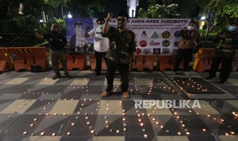 Warga melakukan aksi di Taman Apsari, Surabaya, Jawa Timur, Selasa (30/3/2021). Aksi itu mengecam tindakan terorisme bom bunuh diri yang terjadi di Gereja Katedral Makassar, Sulawesi Selatan pada Minggu (28/3/2021). 