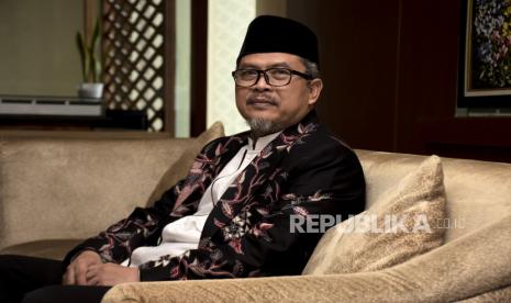 Ketua Umum Persatuan Islam (Persis) masa jihad 2022-2027 KH Jeje Zaenudin berpose usai penutupan Muktamar XVI Persatuan Islam di Soreang, Kabupaten Bandung, Senin (26/9/2022). KH Jeje Zaenudin resmi terpilih sebagai Ketua Umum Persatuan Islam masa jihad 2022-2027 pada Muktamar XVI Persatuan Islam. Republika/Abdan Syakura