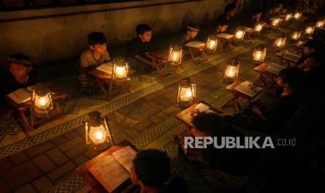  Sejumlah anak mengaji dengan penerangan lampu lilin saat pengajian Tadarus Al Quran di kampung Prajurit Wirotamtomo, Baluwarti, Solo, Jawa Tengah, Rabu (3/4/2024). Pengajian dalam rangka menyambut malam Lailatul Qadar tersebut untuk mendekatkan anak-anak dengan alam serta mendidik untuk rajin membaca Al Quran terutama pada bulan Ramadhan. 