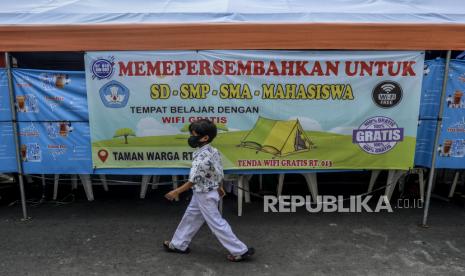 Seorang siswa saat akan melaksanakan pembelajaran jarak jauh di Tenda Pintar, Pondok Kelapa, Jakarta, Kamis (13/8). Fasilitas Tenda Pintar yang menyediakan wifi gratis dari sumbangan warga RT 13 RW 2 itu untuk membantu para siswa yang terkendala kesulitan biaya untuk kebutuhan belajar daring. Republika/Putra M. Akbar