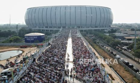 Foto aerial jamaah melaksanakan shalat Idul Fitri di Jakarta International Stadium (JIS), Jakarta, Senin (2/5/2022). Ribuan warga melaksanakan Sholat Idul Fitri 1443 Hijriah di Jakarta International Stadium yang merupakan pertama kali digelar untuk beribadah setelah pengerjaan stadion tersebut rampung.Republika/Thoudy Badai