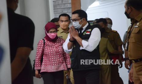 Gubernur Jawa Barat Ridwan Kamil (Emil) menyapa wartawan usai memimpin rapat pimpinan di Gedung Sate, Kota Bandung, Senin (6/6). Setelah masa berduka dan pulang ke Indonesia usai memantau proses pencarian putra sulungnya, Emil kembali bekerja melaksanakan tugasnya seperti biasa.