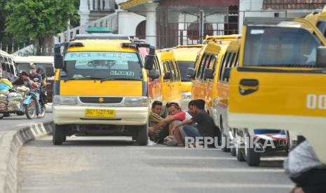 Sejumlah supir angkutan kota berinteraksi di sudut Pasar 16 Ilir  Palembang, Sumatera Selatan. Prabumulih saat ini berstatus zona merah Covid-19. (ilustrasi)