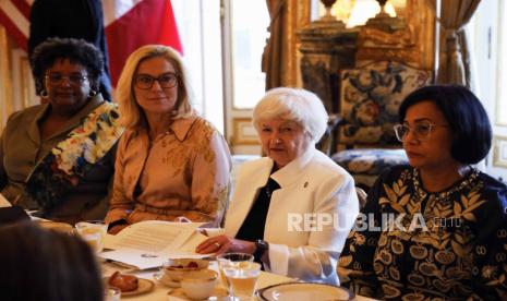 Menteri Keuangan, Sri Mulyani (kanan) di sela-sela New Global Financial Pact Summit di Paris.