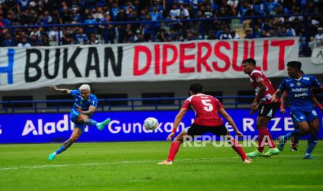 Striker Persib Bandung Ciro Alves melepas tendangan ke arah gawang Madura United pada laga BRI Liga 1 2023/2024 di Stadion Gelora Bandung Lautan Api (GBLA), Kota Bandung, Jawa Barat, Ahad (2/7/2023).