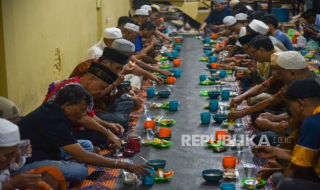 Sejumlah umat Islam berbuka puasa bersama di Masjid Ghaudiyah, Medan, Sumatera Utara, Ahad (17/3/2024). Pengurus Masjid Ghaudiyah menyiapkan sebanyak 400 porsi nasi briyani yang dibagikan kepada masyarakat setiap hari Minggu selama bulan suci Ramadhan 1445 H. 