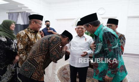 Wakil Presiden KH Maruf Amin menerima kedatangan dari jajaran Pengurus Besar Nahdlatul Ulama di Kediaman Resmi Wapres, Jl. Diponegoro No. 2 Jakarta Pusat, Selasa sore (02/05/2023). Dok BPMI/Setwapres