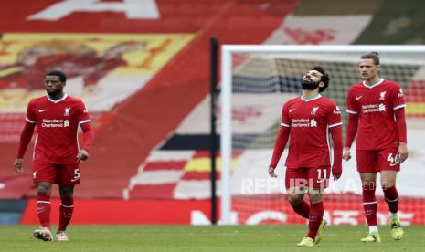 Reaksi Mohamed Salah (tengah) setelah timnya kebobolan pada laga antara Liverpool FC melawan Fulham FC di Liverpool, Inggris, Sabtu (7/3).