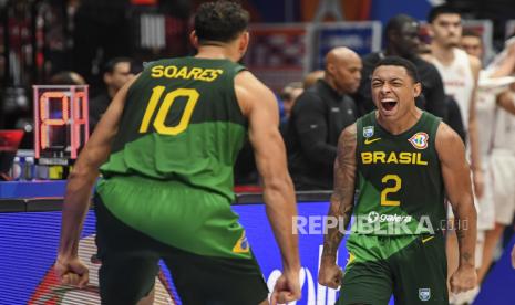 Pebasket Timnas basket Brasil Yago Santos (kanan) berselebrasi dengan rekannya Tim Soares (kiri) usai melawan Timnas basket Kanada dalam pertandingan babak kedua fase Grup L FIBA World Cup 2023 di Indonesia Arena, Gelora Bung Karno, Senayan, Jakarta, Jumat (1/9/2023). Timnas basket Brasil kalahkan Timnas basket Kanada dengan skor akhir 69-65.  