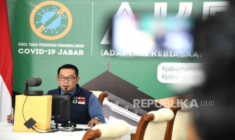 Gubernur Jawa Barat Ridwan Kamil (Emil) membuka Rapat Koordinasi Daerah (Rakorda) Baznas dan Lembaga Amil Zakat (LAZ) se-Jabar Tahun 2020 secara virtual, di Gedung Pakuan, Kota Bandung, Senin (13/7). Emil meminta Badan Amil Zakat Nasional (Baznas) Jabar berinovasi. Salah satunya berkolaborasi dengan berbagai pihak, seperti e-commerce dan minimarket, guna memudahkan masyarakat berzakat.