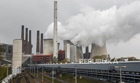 Pembangkit listrik RWE berbahan bakar batu bara menyala pada hari yang cerah di Neurath, Jerman, Kamis, 29 April 2021. Pengadilan tinggi Jerman memutuskan Kamis bahwa pemerintah negara itu harus menetapkan tujuan yang jelas untuk mengurangi emisi gas rumah kaca setelah 2030, dengan alasan bahwa undang-undang saat ini tidak cukup jauh dalam memastikan bahwa perubahan iklim dibatasi pada tingkat yang dapat diterima.