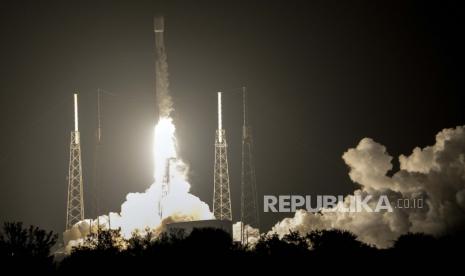  Roket SpaceX Falcon 9, dengan muatan termasuk dua penjelajah bulan dari Jepang dan Uni Emirat Arab, lepas landas dari Launch Complex 40 di Stasiun Angkatan Luar Angkasa Cape Canaveral di Cape Canaveral, Florida, Ahad, 11 Desember 2022.