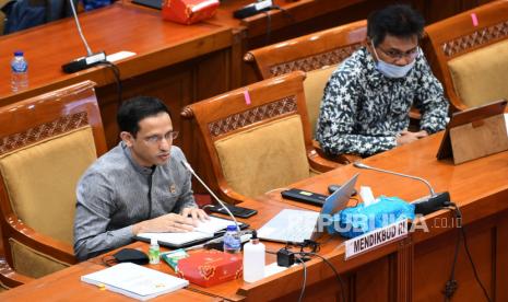 Menteri Pendidikan dan Kebudayaan Nadiem Makarim (kiri) menyampaikan tanggapan tentang rekomendasi Panitia Kerja (Panja) Pembelajaran Jarak Jauh dalam rapat kerja bersama Komisi X DPR di Kompleks Parlemen Senayan, Jakarta, Kamis (27/8/2020). Rapat kerja tersebut  membahas tentang laporan keuangan Kementerian Pendidikan dan Kebudayaan Tahun Anggaran 2019, proses hibah hak paten merdeka belajar serta kebijakan sekolah yang berada dalam zona hijau COVID-19. 