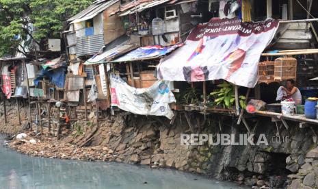 Warga mencuci pakaian di bantaran Kali Sentiong, Jakarta, ilustrasi. Pemerintah Kota Jakarta Pusat (Pemkot Jakpus) bersama Kecamatan Johar Baru menata wilayah prioritas di sisi Kali Sentiong, Tanah Tinggi.