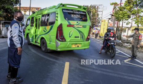 Angkot garut (ilustrasi). Organisasi Angkutan Darat (Organda) Kabupaten Garut mengeklaim pemerintah setempat telah menyepakati penyesuaian tarif angkutan umum sebagai imbas naiknya harga bahan bakar minyak (BBM).