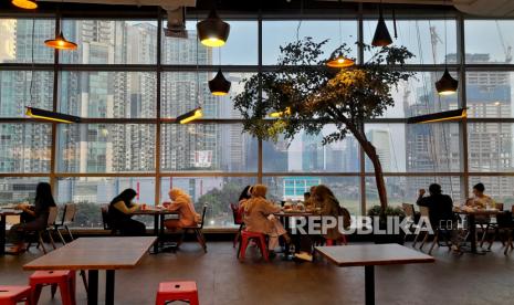 Pengunjung menyantap hidangan di food court salah satu mal di Jakarta. Muslimah yang sedang haid perlu memperhatikan adab makan siang di bulan Ramadhan.