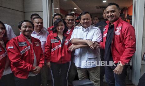 Ketua Umum Partai Solidaritas Indonesia (PSI) Giring Ganesha berjabat tangan dengan Ketua Umum Partai Gerindra Prabowo Subianto dan didampingi elite kedua partai sebelum melakukan pertemuan di Kantor DPP PSI, Jakarta, Rabu (2/8/2023).  Pertemuan silahturahmi tersebut membahas hal-hal isu politik diantaranya terkait Pemilu dan Pilpres 2024.