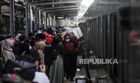 Porter membawa barang bawaan penumpang di Stasiun Pasar Senen, Jakarta, Rabu (27/4/2022). Lima hari jelang hari raya Idul Fitri 1433 Hijriah terdapat 17.400 penumpang kereta api melakukan mudik dari Stasiun Pasar Senen. Republika/Putra M. Akbar