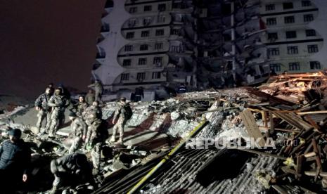 Tentara Turki berusaha menolong korban bangunan yang roboh akibat diguncang gempa di Diyarbakir, Turki, Senin (6/2/2023). Gempa besar berkekuatan 7,8 mengguncang tenggara Turki Senin (6/2/2023) pagi WIB. Gempa yang terjadi dekat perbatasan dengan Suriah tersebut juga terasa oleh penduduk Suriah, Siprus dan Lebanon.