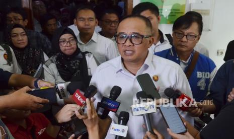 Kabidhum Polda Jabar Kombespol Nurhadi Handayani dari tim kuasa hukum Polda Jabar menyampaikan keterangan pers usai sidang praperadilan Pegi Setiawan di Pengadilan Negeri (PN) Bandung, Jalan LRE Martadinata, Kota Bandung, Kamis (4/7/2024). Sidang praperadilan terkait kasus pembunuhan Vina dan Eky kali ini, tim kuasa hukum Polda Jabar, selaku termohon praperadilan menghadirkan saksi ahli pidana dari Universitas Pancasila Jakarta yaitu Agus Surono.