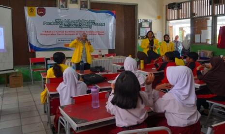 UI Tanamkan Kesadaran Lingkungan Siswa SD di Depok