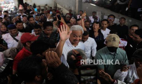 Calon Presiden nomor urut tiga Ganjar Pranowo menyapa tukang ojek saat melakukan kampanye di Pasar Baru Klandasan Ilir, Balikpapan, Kalimantan Timur, Selasa (5/12/2023). Pada kampanye tersebut Ganjar Pranowo berdialog dengan pedagang terkait harga komoditas pangan seperti cabai dan tempe.