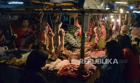 Jelang Ramadhan, Pasar Kosambi Kota Bandung diserbu pengunjung. Mereka berbelanja daging dan berbagai komoditas bahan pokok lainnya untuk persiapan ibadah puasa, Senin (11/4/2024). Saat ini, harga komoditas bahan pokok di Kota Bandung mengalami kenaikan, termasuk daging sapi saat ini Rp150.000 per kilogram dan daging ayam yang dijual berkisar Rp40.000 per kilogram.