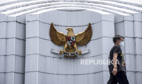 Pemandu museum beraktivitas di area Monumen Perjuangan Rakyat Jawa Barat (Monpera), Jalan Dipati Ukur, Kota Bandung, Jumat (1/10). Bertepatan dengan momen Hari Kesaktian Pancasila, pengelola Monumen Perjuangan Rakyat Jawa Barat membatasi jumlah pengunjung menjadi tujuh orang sekali kunjungan untuk mencegah kerumunan guna meminimalisir penyebaran Covid-19. Foto: Republika/Abdan Syakura