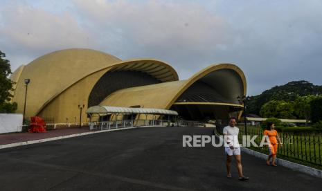 Pengunjung saat beraktivitas di Taman Mini Indonesia Indah (TMII), Jakarta, Selasa (17/3). TMII masih tetap beroperasi meskipun Pemerintah Provinsi DKI Jakarta sudah menginstruksikan penutupan tempat wisata untuk mengantisipasi penyebaran virus Corona atau Covid-19. 