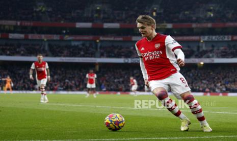 Gelandang Arsenal Martin Odegaard mengontrol bola. Pelatih Arsenal, Mikel Arteta menilai gelandang serang asal Norwegia itu layak menjadi kapten the Gunners suatu saat nanti.