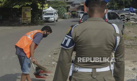 Dosen dari Departemen Politik Pemerintahan Universitas Gadjah Mada (UGM), Bayu Dardias Kurniadi, mendorong pemerintah daerah (pemda) membuat variasi hukuman bagi pelanggar protokol kesehatan (prokes) pencegahan Covid-19. Menurut dia, variasi hukumannya yang bisa menimbulkan deterrent effect atau efek jera seperti kerja sosial dengan pemulasaraan jenazah. (Foto ilustrasi: Warga yang melanggar prokes melakukan kerja sosial)