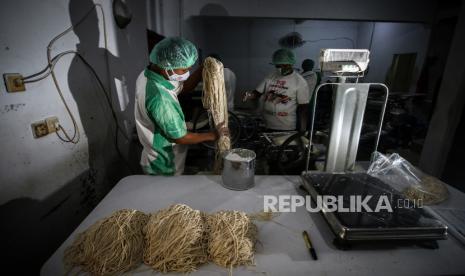 Pekerja menyelesaikan pembuatan mi di Ciledug, Tangerang, Banten, Selasa (15/12/2020). Kementerian Koperasi dan UKM menyatakan akses pembiayaan perbankan untuk UMKM masih sangat rendah yaitu sekitar 19,4 persen, yang disebabkan oleh kurangnya upaya literasi keuangan terhadap Fintech bagi UMKM. 