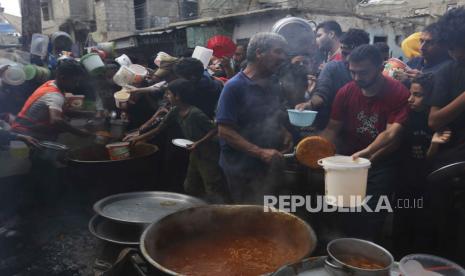 Warga Palestina antre untuk mendapatkan makanan selama pengeboman Israel yang sedang berlangsung di Jalur Gaza di Rafah pada Senin, 13 November 2023.