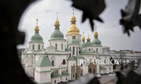  Katedral Saint Sophia, Situs Warisan Dunia UNESCO terlihat dari menara tembok di sekitarnya di Kyiv, Ukraina, Sabtu, 26 Maret 2022.