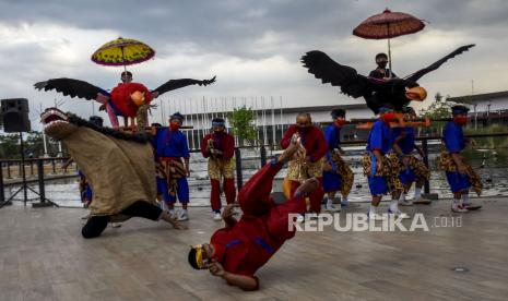 Penampilan kesenian Reak pada Peresmian dan Sosialisasi Logo Hari Jadi Kota Bandung (HJKB) ke-210 Tahun 2020 di Kiara Artha Park, Kota Bandung, Rabu (16/9). Pemerintah Kota Bandung secara resmi meluncurkan logo Hari Jadi Kota Bandung (HJKB) ke-210 yang mengusung tema Dengan Inovasi dan Kolaborasi Kota Bandung Bergerak Melawan Pandemi Covid-19. Foto: Abdan Syakura/Republika