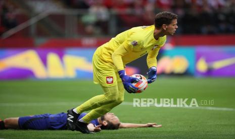 Penjaga gawang Polandia Wojciech Szczesny (kanan) 