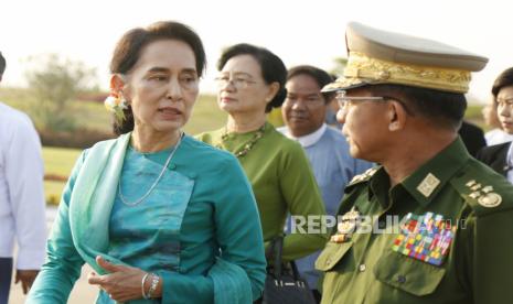 Jenderal Senior Min Aung Hlaing (kanan) dan Menteri Luar Negeri Myanmar dan Penasihat Negara Aung San Suu Kyi (kiri) tiba di Bandara Internasional Naypyitaw di Naypyitaw, Myanmar, 06 Mei 2016 (diterbitkan kembali 01 Februari 2021). Menurut laporan media, tentara Myanmar telah merebut kekuasaan setelah menangkap politisi terkemuka atas tuduhan penipuan dalam pemilihan demokratis Novemeber.