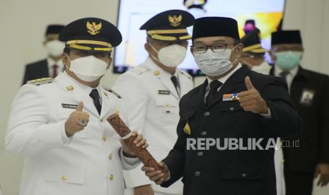 Pelantikan Bupati Pangandaran Jeje Wiradinata oleh Gubernur Jawa Barat Ridwan Kamil (Emil) di Gedung Merdeka, Jalan Asia Afrika, Kota Bandung, Jumat (26/2). Dalam acara tersebut Emil menyampaikan agar para kepala daerah bekerja secara profesional di masa pandemi Covid-19. Hal ini dikarenakan tantangan untuk menyelesaikan pandemi dibutuhkan kerja ekstra.