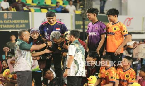 Panglima Kostrad (Pangkostrad) Letnan Jenderal TNI Muhammad Saleh Mustafa bersama Ustadz Adi Hidayat menutup Kejuaraan Terbuka Tenis Meja Piala Pangkostrad Tahun 2024 yang digelar di GOR UNJ, Rawamangun, Jakarta Timur, Senin (5/8/2024) malam. Pangkostrad menyampaikan apresiasinya kepada pihak yang turut mendukung terlaksananya Kejuaraan tenis meja ini. Kejuaraan Terbuka Tenis Meja Piala Pangkostrad Tahun 2024 mempertandingkan beragam kategori dan kelompok umur dengan hadiah uang pembinaan dan paket umroh.