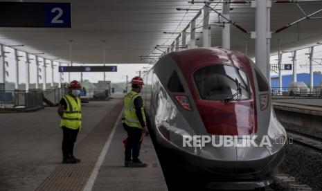 Petugas berada di dekat rangkaian Electric Multiple Unit (EMU) atau kereta untuk proyek Kereta Cepat Jakarta Bandung (KCJB) di Stasiun Tegalluar, Kabupaten Bandung, Rabu (9/11/2022). Menteri Koordinator Bidang Kemaritiman dan Investasi Luhut Binsar Pandjaitan memastikan KCJB akan menjalani uji dinamis (dynamic test) di sela penyelenggaraan Presidensi G20 pada 16 November mendatang. Proyek ini diperkirakan akan segera rampung dan beroperasi pada pertengahan 2023. Republika/Abdan Syakura