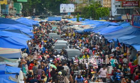  Mendag Sebut Harga Bahan Pokok di Pasar Raya Padang Stabil. Foto:  Warga ramai berbelanja di kawasan Pasar Raya Padang, Sumatera Barat, Jumat (29/04/2022). Pusat perbelanjaan di kawasan pasar tradisional tersebut ramai oleh warga yang berbelanja kebutuhan Lebaran. 