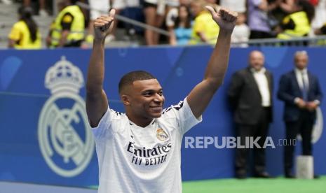 Pemain baru Real Madrid Kylian Mbappe menyapa penggemarnya di stadion Santiago Bernabeu, Madrid, Selasa (16/7/2024). Mbappe resmi bergabung dengan Los Blancos dengan status bebas transfer dari klub sebelumnya Paris Saint German. 80 ribu pendukung Madrid hadir dalam penyambutan Mbappe di stadion Santiago Bernabeu. Di Madrid, Mbappe akan menggunakan nomor punggung 9.