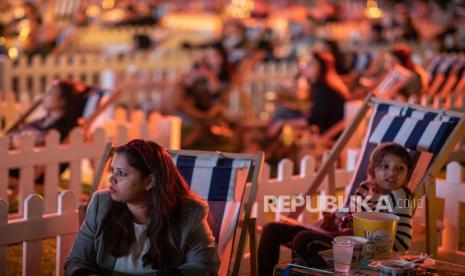  Orang-orang bersiap untuk menonton film di The Grounds di depan pelabuhan di Central, Hong Kong, Cina, 10 November 2020. Ruang luar untuk sementara telah diubah menjadi 100 pod pribadi yang berjarak secara sosial, masing-masing dapat menampung dua atau empat orang untuk menghormati tindakan jarak sosial karena pandemi COVID-19.