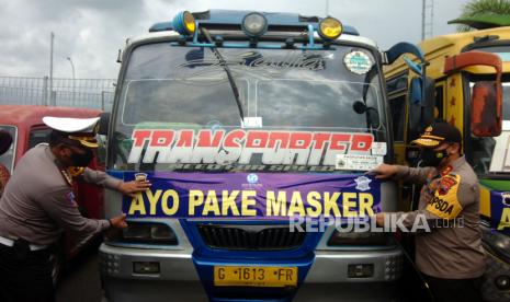 Kapolda Jateng Irjen Pol Ahmad Luthfi (kanan) memasang stiker ayo pake masker di angkutan umum saat meninjau kesiapan pengaman libur panjang di exit tol Brrebes Timur, Brebes, Jawa Tengah, Selasa (27/10/2020). Tinjauan serta pemasangan stiker imbauan ayo pake masker tersebut untuk mengetahui secara langsung penerapan protokol kesehatan dan kesiapan pengamanan arus lalu lintas di jalur Pantura dan jalan tol jelang libur panjang. 