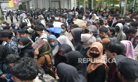 Sejumlah pencari kerja antre untuk memasuki area bursa kerja di Pusat Perbelanjaan Bekasi, Jawa Barat, Selasa (25/7/2023). Bursa kerja yang berlangsung pada 25 Juli - 27 Juli 2023 itu diikuti oleh 30 perusahaan di Jabodetabek.  