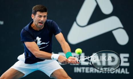  Novak Djokovic dari Serbia beraksi selama sesi latihan menjelang turnamen tenis Internasional Adelaide 2023, di Pusat Tenis Memorial Drive di Adelaide, Australia, Kamis (29/12/2022).