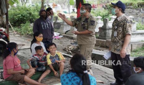 Petugas Dinas Perumahan, Kawasan Permukiman, dan Pertanahan (DPKPP) Kota Solo bersama Satuan Polisi Pamong Praja (Satpol PP) berbincang dengan pengemis saat melakukan Sosialisasi dan Pendataan (ilustrasi)