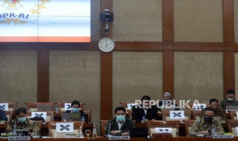 Menteri BUMN Erick Thohir (tengah) saat mengikuti rapat kerja dengan Komisi VI DPR di Kompleks Parlemen, Senayan, Jakarta, Rabu (15/7). Rapat tersebut membahas Review Penyertaan Modal Negara Tahun 2020 sesuai Perpres No. 54 Tahun 2020 tentang Perubahan Postur dan rincian anggaran pendapatan dan belanja negara TA 2020, Pandangan Poksi-poksi tentang PMN Tahun 2020, Pencairan Hutang Pemerintah kepada BUMN TA 2020 dan Dana talangan TA 2020 serta Tindaklanjut kesimpulan RDP Komisi VI dengan Mitra di Masa Sidang III dan IV TS 2019-2020.Prayogi/Republika.