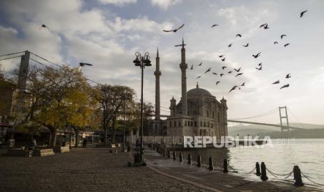   Masyarakat Istanbul Khawatir Kehilangan Ciri Semsi Pasha. Foto:     Alun-alun kosong di depan Masjid Ortakoy dan Jembatan Martir 15 Juli dekat Bosphorus selama penguncian di Istanbul, Turki, 06 Desember 2020. Turki memberlakukan jam malam pada hari kerja dan penguncian penuh selama akhir pekan untuk memerangi penyebaran virus corona, setelah lonjakan baru-baru ini di Infeksi Covid-19 dan kematian terkait.